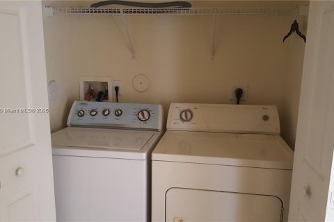 Townhouse in Miramar, Florida 3 bedrooms, 155.05 sq.m. № 1953369 - photo 10