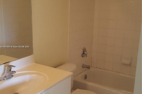 Townhouse in Miramar, Florida 3 bedrooms, 155.05 sq.m. № 1953369 - photo 14