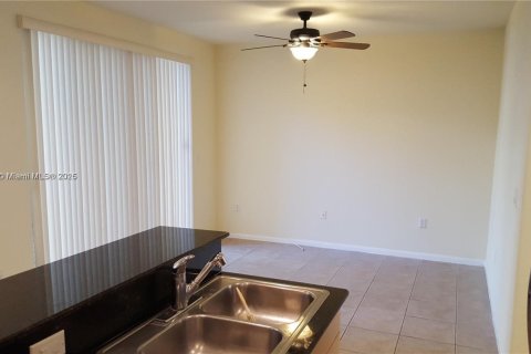 Townhouse in Miramar, Florida 3 bedrooms, 155.05 sq.m. № 1953369 - photo 2