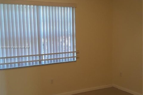 Townhouse in Miramar, Florida 3 bedrooms, 155.05 sq.m. № 1953369 - photo 15