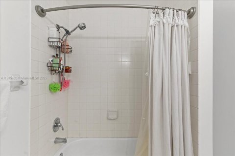 Copropriété à vendre à Miami, Floride: 2 chambres, 125.42 m2 № 1974460 - photo 10