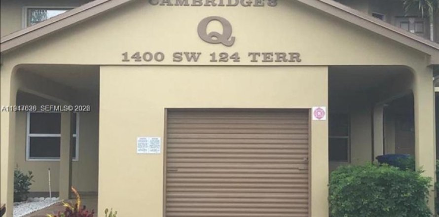 Кондоминиум с 2 спальнями в Пемброк-Пайнс, Флорида № 2004574