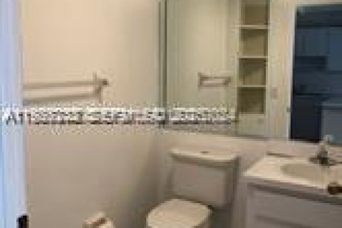 Снять в аренду таунхаус в Майами, Флорида 3 спальни, 121.52м2, № 1984541 - фото 7