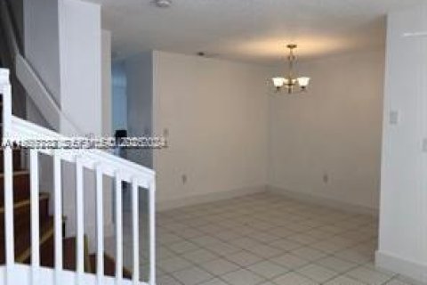 Снять в аренду таунхаус в Майами, Флорида 3 спальни, 121.52м2, № 1984541 - фото 4