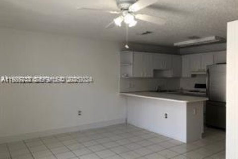 Снять в аренду таунхаус в Майами, Флорида 3 спальни, 121.52м2, № 1984541 - фото 6