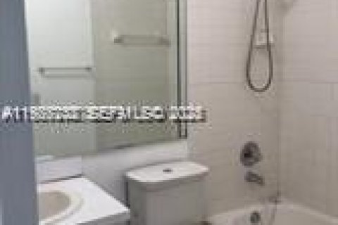 Снять в аренду таунхаус в Майами, Флорида 3 спальни, 121.52м2, № 1984541 - фото 9