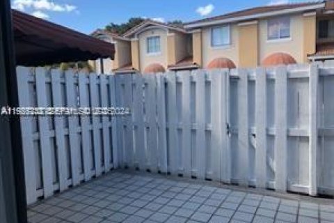 Снять в аренду таунхаус в Майами, Флорида 3 спальни, 121.52м2, № 1984541 - фото 11