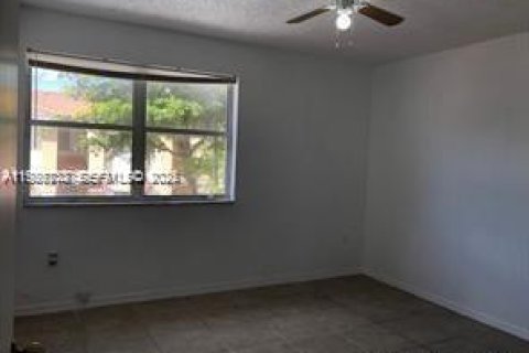 Снять в аренду таунхаус в Майами, Флорида 3 спальни, 121.52м2, № 1984541 - фото 8