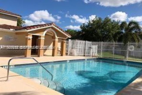 Снять в аренду таунхаус в Майами, Флорида 3 спальни, 121.52м2, № 1984541 - фото 2