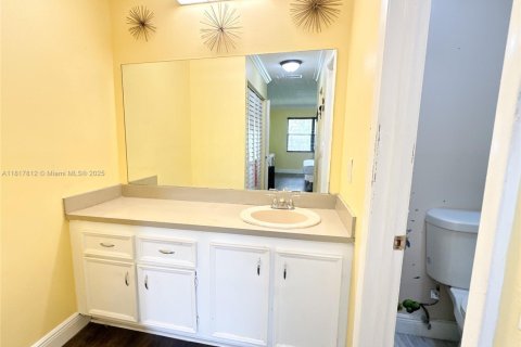 Condo in West Palm Beach, Florida, 2 bedrooms  № 1774445 - photo 11