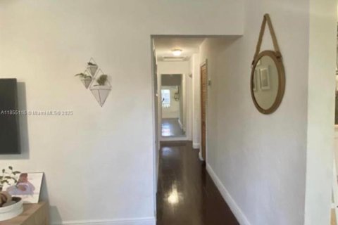 House in Coral Gables, Florida 3 bedrooms, 88.44 sq.m. № 1874260 - photo 8
