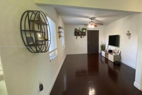 House in Coral Gables, Florida 3 bedrooms, 88.44 sq.m. № 1874260 - photo 2