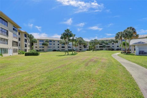 Condo in West Palm Beach, Florida, 2 bedrooms № 1937035 - photo 4