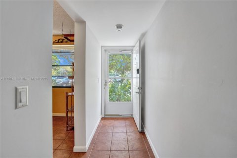 Condo in West Palm Beach, Florida, 2 bedrooms № 1937035 - photo 5