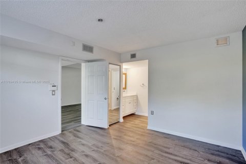 Condo in West Palm Beach, Florida, 2 bedrooms № 1937035 - photo 19