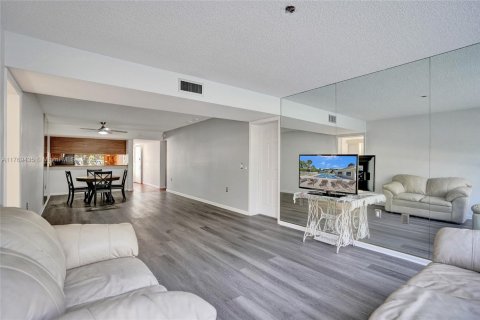 Condo in West Palm Beach, Florida, 2 bedrooms № 1937035 - photo 8