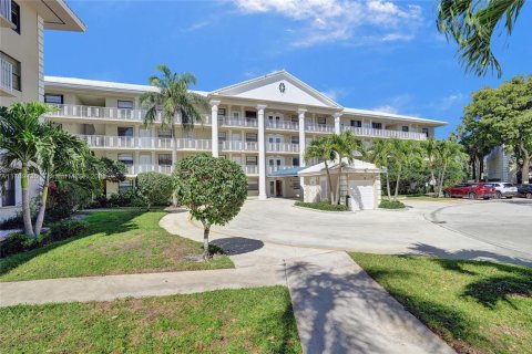Condo in West Palm Beach, Florida, 2 bedrooms № 1937035 - photo 3