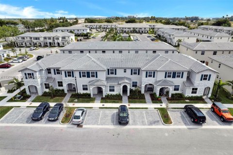 Купить таунхаус в Хомстед, Флорида 3 спальни, 123.37м2, № 2038383 - фото 2