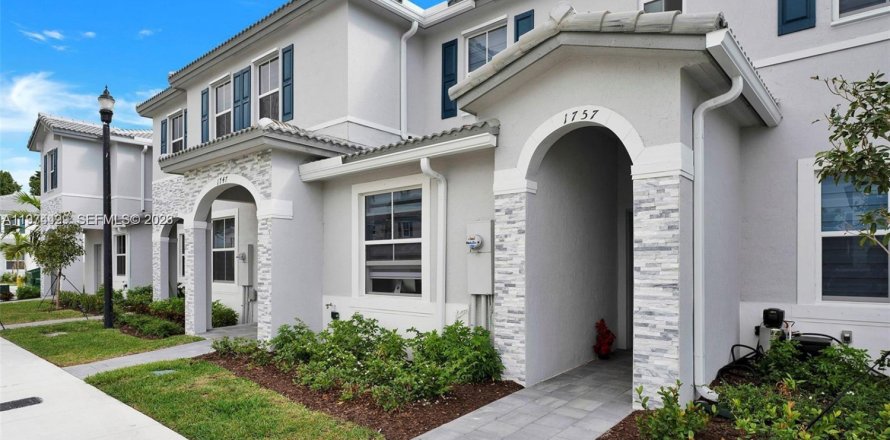 Таунхаус в Хомстед, Флорида 3 спальни, 123.37м2 № 2038383