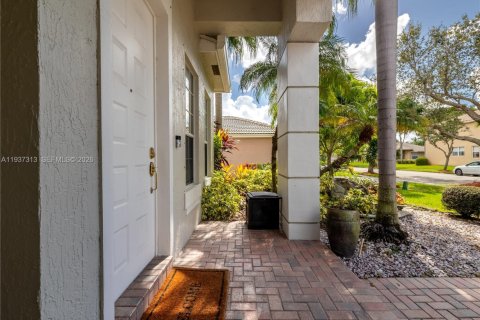 Купить виллу или дом в Пемброк-Пайнс, Флорида 4 спальни, 221.2м2, № 1995910 - фото 6