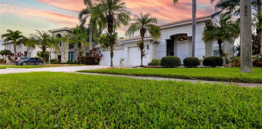 Дом в Пемброк-Пайнс, Флорида 4 спальни, 221.2м2 № 1995910