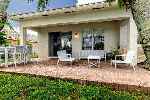 Купить виллу или дом в Пемброк-Пайнс, Флорида 4 спальни, 221.2м2, № 1995910 - фото 9