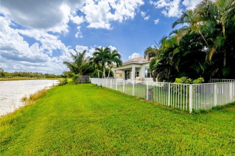 Купить виллу или дом в Пемброк-Пайнс, Флорида 4 спальни, 221.2м2, № 1995910 - фото 12