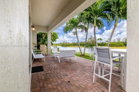 Купить виллу или дом в Пемброк-Пайнс, Флорида 4 спальни, 221.2м2, № 1995910 - фото 15