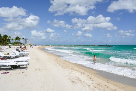 Condo in Bal Harbour, Florida, 2 bedrooms  № 1787057 - photo 2
