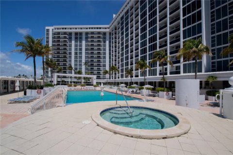 Condo in Bal Harbour, Florida, 2 bedrooms  № 1787057 - photo 9