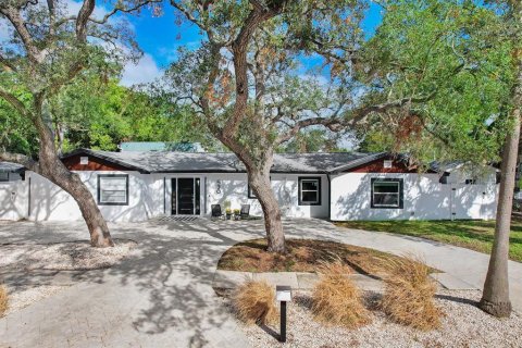 House in Dunedin, Florida 3 bedrooms, 154.59 sq.m. № 2279868