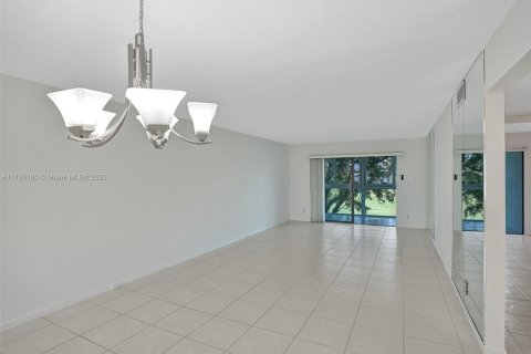 Condo in Coconut Creek, Florida, 2 bedrooms  № 1697829 - photo 4