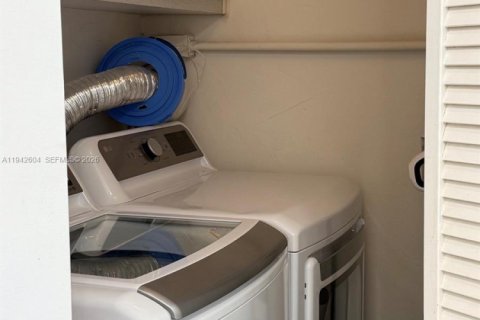 Condominio en venta en Surfside, Florida, 2 dormitorios, 95.13 m2 № 2000770 - foto 17