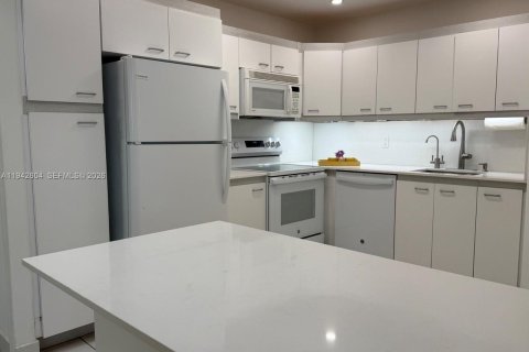 Condominio en venta en Surfside, Florida, 2 dormitorios, 95.13 m2 № 2000770 - foto 14