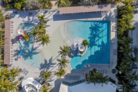 Copropriété à vendre à Surfside, Floride: 2 chambres, 95.13 m2 № 2000770 - photo 26