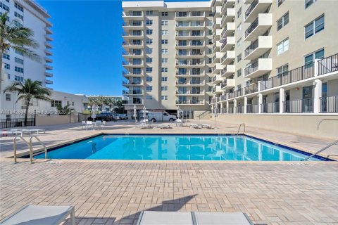 Copropriété à vendre à Surfside, Floride: 2 chambres, 95.13 m2 № 2000770 - photo 30
