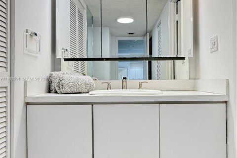 Condominio en venta en Surfside, Florida, 2 dormitorios, 95.13 m2 № 2000770 - foto 5