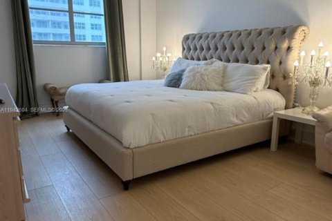 Condominio en venta en Surfside, Florida, 2 dormitorios, 95.13 m2 № 2000770 - foto 2