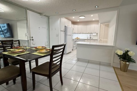 Condominio en venta en Surfside, Florida, 2 dormitorios, 95.13 m2 № 2000770 - foto 11