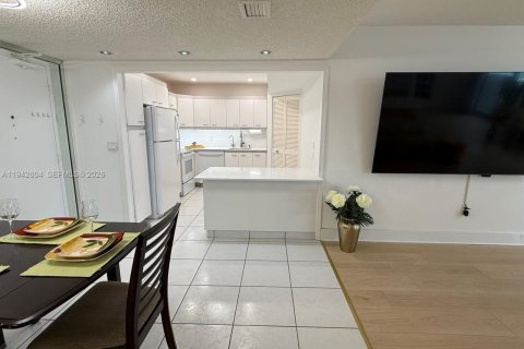 Condominio en venta en Surfside, Florida, 2 dormitorios, 95.13 m2 № 2000770 - foto 13