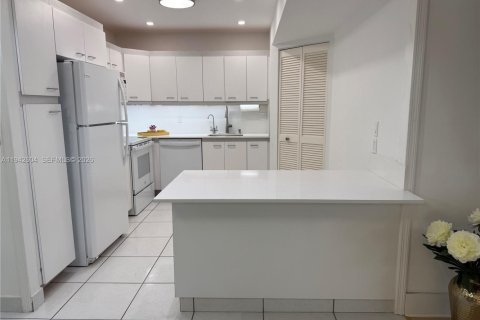 Condominio en venta en Surfside, Florida, 2 dormitorios, 95.13 m2 № 2000770 - foto 16