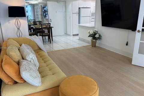 Condominio en venta en Surfside, Florida, 2 dormitorios, 95.13 m2 № 2000770 - foto 10