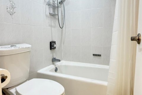 Condominio en venta en Surfside, Florida, 2 dormitorios, 95.13 m2 № 2000770 - foto 8