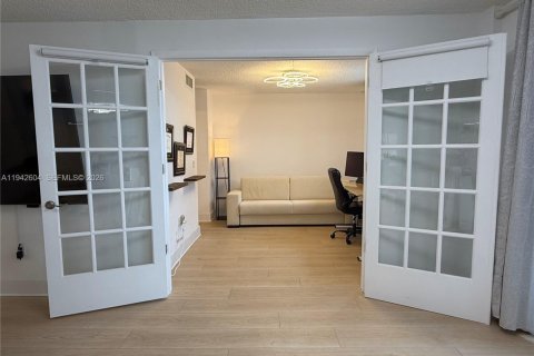 Condominio en venta en Surfside, Florida, 2 dormitorios, 95.13 m2 № 2000770 - foto 19