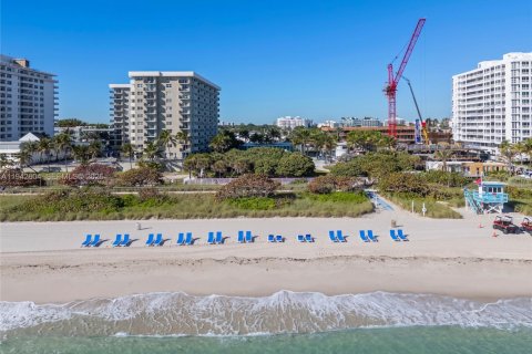 Copropriété à vendre à Surfside, Floride: 2 chambres, 95.13 m2 № 2000770 - photo 27