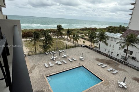 Condominio en venta en Surfside, Florida, 2 dormitorios, 95.13 m2 № 2000770 - foto 24