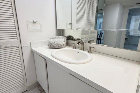 Condominio en venta en Surfside, Florida, 2 dormitorios, 95.13 m2 № 2000770 - foto 7