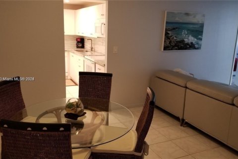 Condo in Hallandale Beach, Florida, 2 bedrooms № 1959938 - photo 11