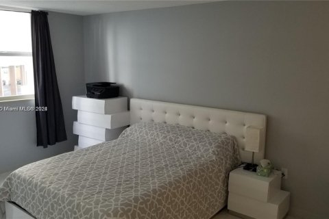 Condo in Hallandale Beach, Florida, 2 bedrooms № 1959938 - photo 13