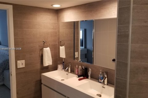 Condo in Hallandale Beach, Florida, 2 bedrooms № 1959938 - photo 5